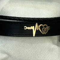 دستبند چرم و طلا نبش پلاک طلای قلب حروف