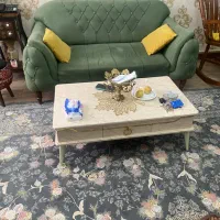 مبل چستر در حد نو میز جلو مبلی و عسلی در حد نو
