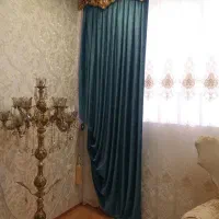 کنار پرده مخمل