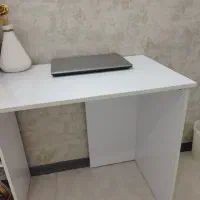 میزتحریر هایگلاس درجه یک همراه باچهارطبقه درحدنوو|میز تحریر و کامپیوتر|مشهد, امیریه|دیوار