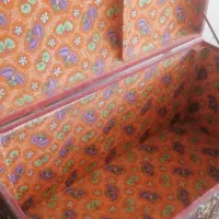 صندوق قدیمی جادار و بزرگ