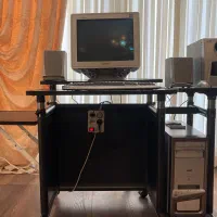 میز کامپیوتر سالم و تمیز، مناسب خانه و محل کار