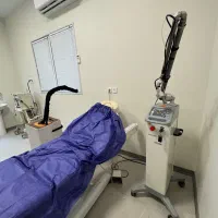 اپراتور لیزر موی زائد و دستیار پزشک