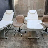 تخت فیشیال همراه با دو صندلی کنار تخت و تخته