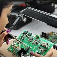 مونتاژ کار قطعات الکترونیکی خانم