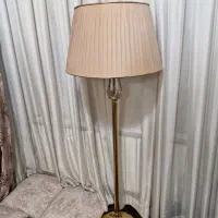 آباژور ایستاده