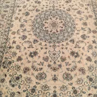 فرش نائین گل ابریشم ریز نقش