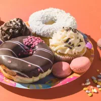 همکار آقا در مغازه و کارگاه قنادی