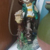 مجسمه و سطل بزرگ ، صندلی