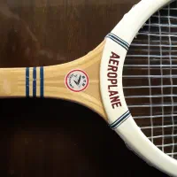 راکت تنیس چوبی حرفه ای. با توپ ها.و۶ عدد توپ پراصل|ورزش‌های توپی|تهران, نیروی هوایی (پیروزی)|دیوار