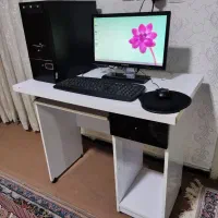 کامپیوتر با میز