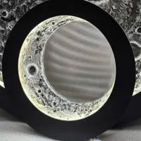 آینه ماه نورانی