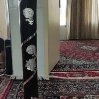 گلدان با گلهای مصنوعی