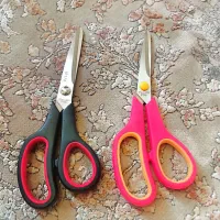 قیچی خیاطی و فرچه