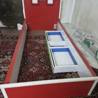 تخت همراه با کفی به همراه ۲عددکمد درحد نو