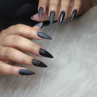 کاشت ناخن فقط فردا آف خورده