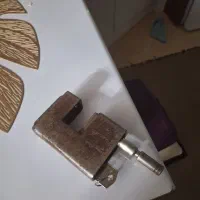 قفل کتابی قدیمی فولادی سنگین، سالم با یک کلید