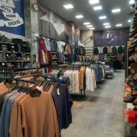 فروشنده در فروشگاه لباس مردانه