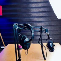 استودیو-ضبط-پادکست-و-ویدیو-با-نور-حرفه-ای