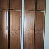 در کمد دیواری تمام چوب