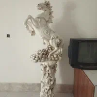 مجسمه اسب با پایه