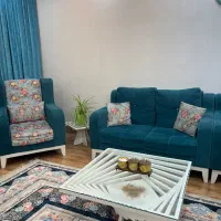 مبل هفت نفره ،ناهار خوری ۴نفره جلو مبلب و ۲عسلی