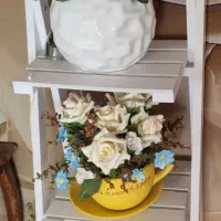 استند و گلدان با گلهای مصنوعی