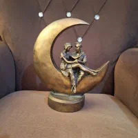 آینه قدی و میز تلویزیزیون و مجسمه ماه|آینه|چاف و چمخاله, |دیوار