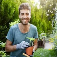 کارگر برای باغ بانی