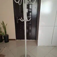 جا لباسی ایستاده