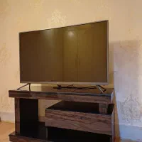 تلویزیون 43 اینچ پارانومیک همراه با میز