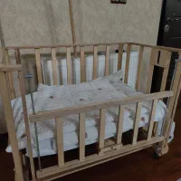 تخت کنار مادر گهواره