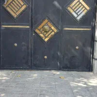 در حیاط و در ورودی