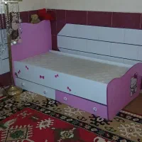 تخت خواب بچه و آباژور