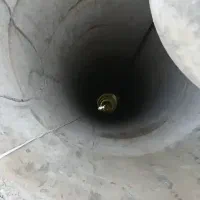 حفره چاه فاضلاب. آب. چاه مربعی. شمع کوبی. پی کنی