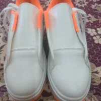 دخترانه و یک جفت کفش کتونی دخترانه طوسی سایز