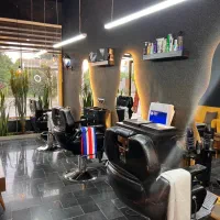 اجاره صندلی در آرایشگاه مردانه