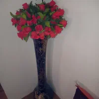 گلدان تزئین ی همراه گل مصنوعی اش