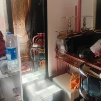 کمدبادوکشوپشت آینه کتابخانه داره یابراوسایل ارایش