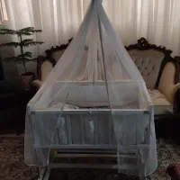 تخت گهواره کنار مادر