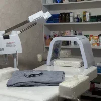 تخت فیشال رنگ سفید به همراه شلف