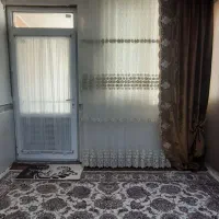 پرده همراه با کناره و پشت دری