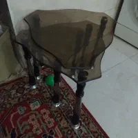 میز کوچک کنار مبلی شیشه ای