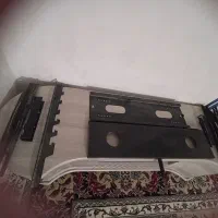 گیره تلویزیون و میز زیر تلویزیون