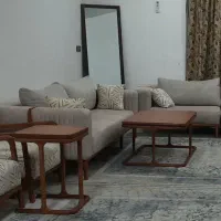 دو دست مبل درجه یک در حد نو با میزعسلی و آینه