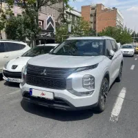 میتسوبیشی اوتلندر 2023