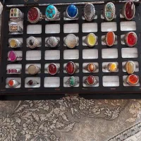 تعدادی انگشتر دست ساز به فروش می‌رسد