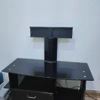 میز تلویزیون شیشه ای در حد نو