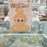 لبوبو نشسته