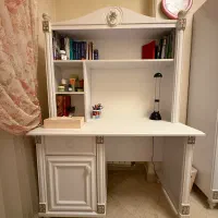 میز تحریر سفید به‌همراه صندلی